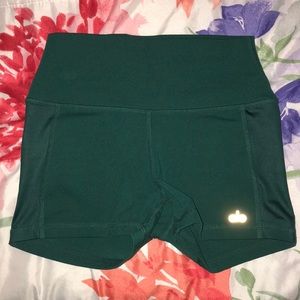 ALO Yoga Evergreen Hot shorts size Small!
